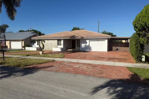 Villa ou maison à vendre à Miami, Floride: 4 chambres, 189.24 m2 № 1931443 - photo 4