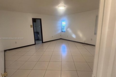 Villa ou maison à vendre à Miami, Floride: 4 chambres, 189.24 m2 № 1931443 - photo 28