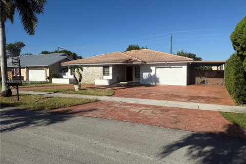 Villa ou maison à vendre à Miami, Floride: 4 chambres, 189.24 m2 № 1931443 - photo 5
