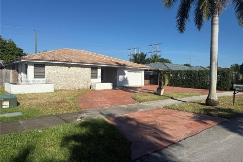 Villa ou maison à vendre à Miami, Floride: 4 chambres, 189.24 m2 № 1931443 - photo 3