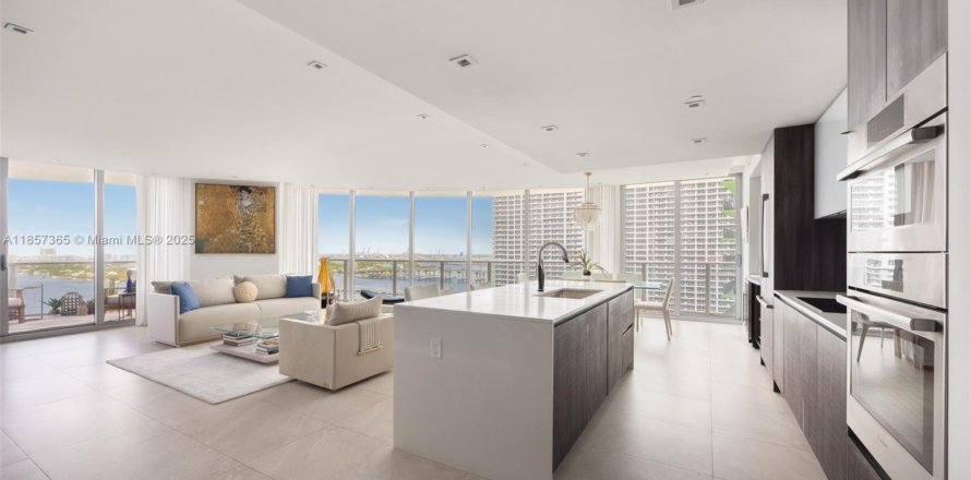 Condominio en Miami, Florida, 3 dormitorios  № 1881680