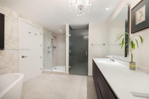 Condominio en venta en Miami, Florida, 3 dormitorios, 187.48 m2 № 1881680 - foto 10