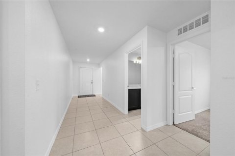House in Dundee, Florida 5 bedrooms, 182.55 sq.m. № 2412630 - photo 8