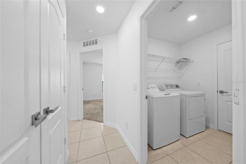 House in Dundee, Florida 5 bedrooms, 182.55 sq.m. № 2412630 - photo 11