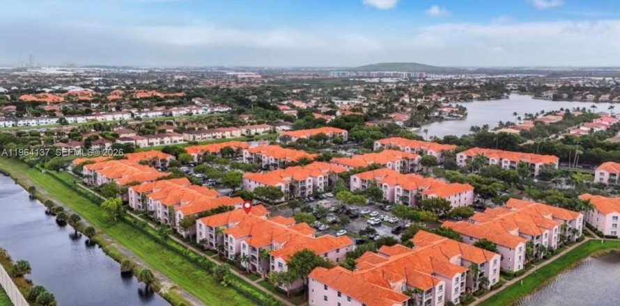 Кондоминиум с 3 спальнями в Дорал, Флорида № 2026300