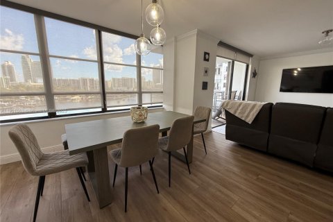 Condo in Hallandale Beach, Florida, 2 bedrooms  № 1951840 - photo 6