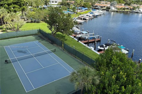 Condo in Hallandale Beach, Florida, 2 bedrooms  № 1951840 - photo 20