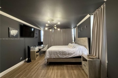 Condo in Hallandale Beach, Florida, 2 bedrooms  № 1951840 - photo 11