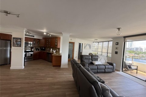 Condo in Hallandale Beach, Florida, 2 bedrooms  № 1951840 - photo 5