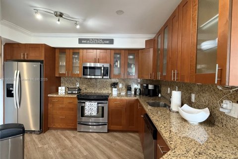 Condo in Hallandale Beach, Florida, 2 bedrooms  № 1951840 - photo 9