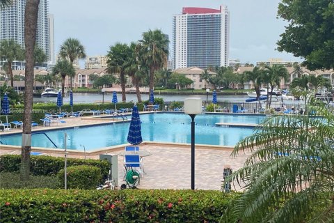 Condo in Hallandale Beach, Florida, 2 bedrooms  № 1951840 - photo 21