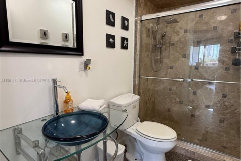 Condo in Hallandale Beach, Florida, 2 bedrooms  № 1951840 - photo 18