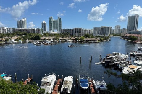 Condo in Hallandale Beach, Florida, 2 bedrooms  № 1951840 - photo 1