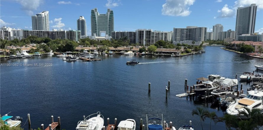 Condo in Hallandale Beach, Florida, 2 bedrooms  № 1951840