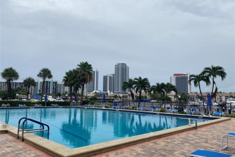 Condo in Hallandale Beach, Florida, 2 bedrooms  № 1951840 - photo 22