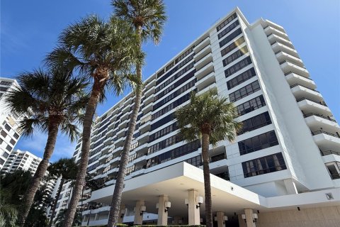 Condo in Hallandale Beach, Florida, 2 bedrooms  № 1951840 - photo 19