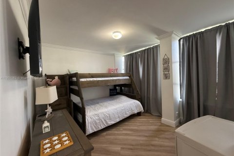 Condo in Hallandale Beach, Florida, 2 bedrooms  № 1951840 - photo 16