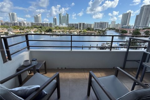 Condo in Hallandale Beach, Florida, 2 bedrooms  № 1951840 - photo 3