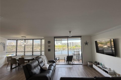 Condo in Hallandale Beach, Florida, 2 bedrooms  № 1951840 - photo 4