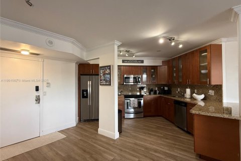 Condo in Hallandale Beach, Florida, 2 bedrooms  № 1951840 - photo 7