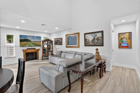 Villa ou maison à vendre à Miami, Floride: 3 chambres, 167.13 m2 № 2068215 - photo 13