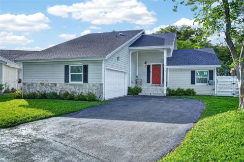 Villa ou maison à vendre à Miami, Floride: 3 chambres, 167.13 m2 № 2068215 - photo 4