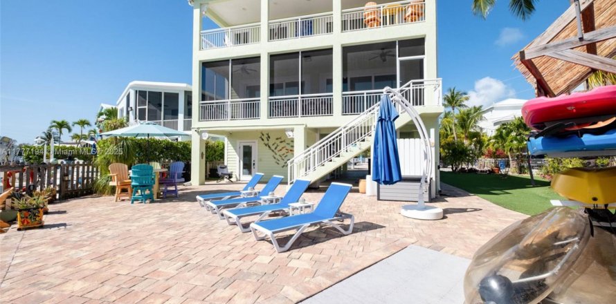 House in Tavernier, Florida 4 bedrooms, 233 sq.m. № 1863513
