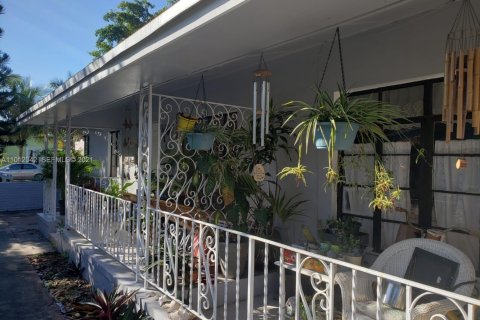 Commercial property in Hollywood, Florida 141.49 sq.m. № 2082926