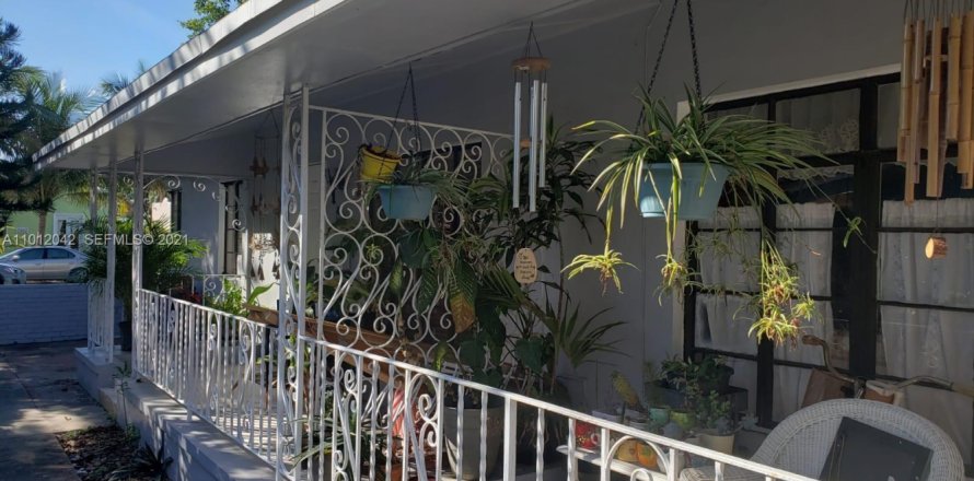 Commercial property in Hollywood, Florida 141.49 sq.m. № 2082926