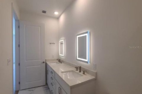 Condo in Saint Petersburg, Florida, 2 bedrooms № 2117971 - photo 29