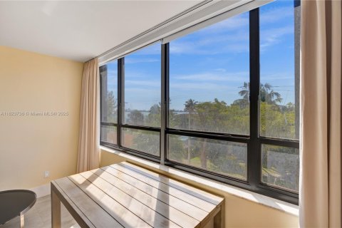 Condo in Miami, Florida, 2 bedrooms № 1790213 - photo 12