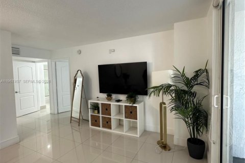 Condo in Miami, Florida, 2 bedrooms  № 2081410 - photo 6