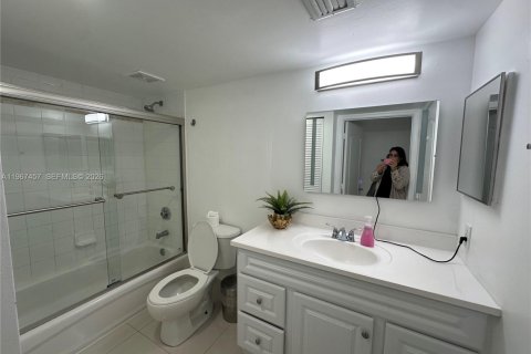 Condo in Miami, Florida, 2 bedrooms  № 2081410 - photo 11