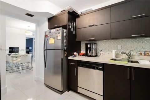 Condo in Sunny Isles Beach, Florida, 2 bedrooms  № 2193476 - photo 14