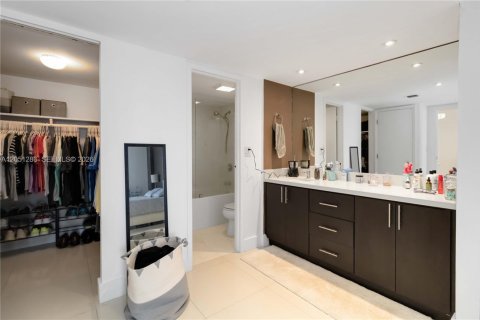 Condo in Sunny Isles Beach, Florida, 2 bedrooms  № 2193476 - photo 20