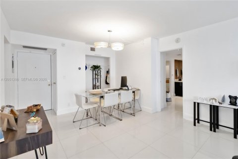Condo in Sunny Isles Beach, Florida, 2 bedrooms  № 2193476 - photo 18