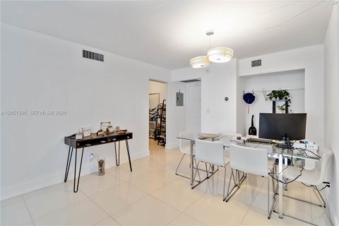 Condo in Sunny Isles Beach, Florida, 2 bedrooms  № 2193476 - photo 19