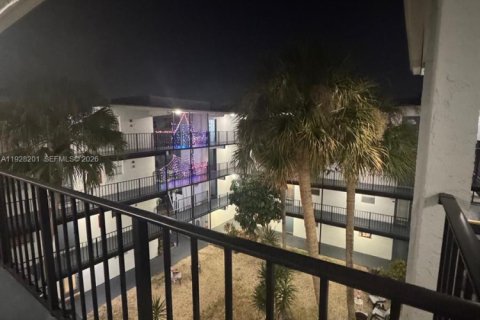 Condominio en Lauderdale Lakes, Florida, 2 dormitorios  № 2011506