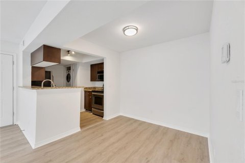 Condo in Saint Petersburg, Florida, 1 bedroom № 2211535 - photo 6