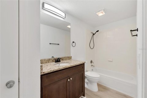 Condo in Saint Petersburg, Florida, 1 bedroom № 2211535 - photo 12