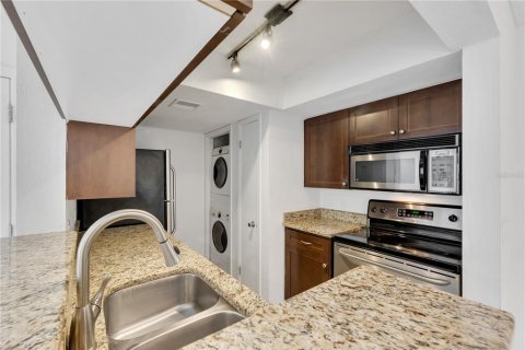 Condo in Saint Petersburg, Florida, 1 bedroom № 2211535 - photo 9