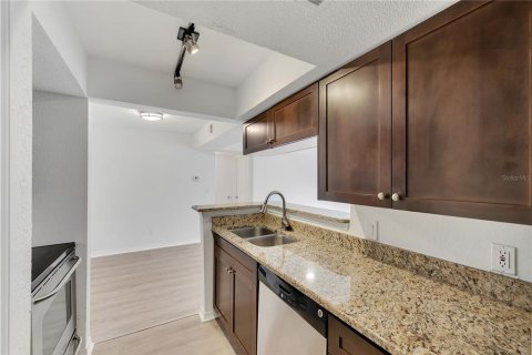 Condo in Saint Petersburg, Florida, 1 bedroom № 2211535 - photo 10