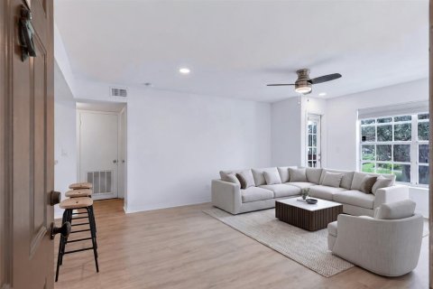 Condo in Saint Petersburg, Florida, 1 bedroom № 2211535 - photo 3