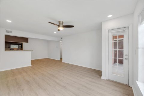 Condo in Saint Petersburg, Florida, 1 bedroom № 2211535 - photo 5