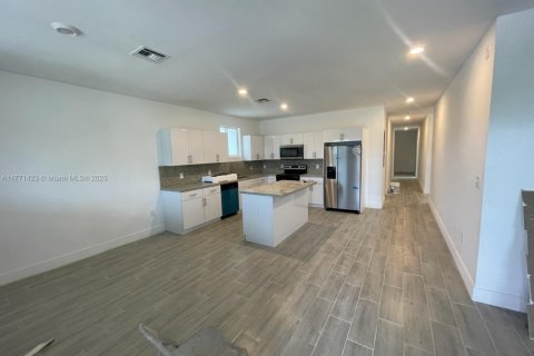 Casa en alquiler en Miami, Florida, 5 dormitorios № 1864531 - foto 4