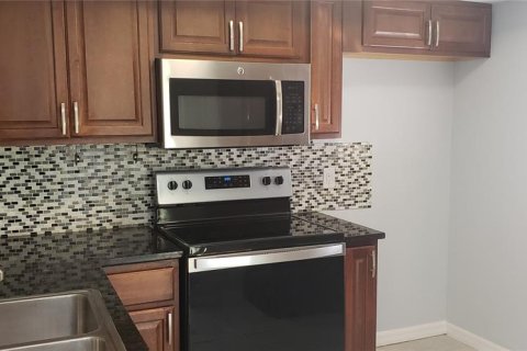 Condo in Sarasota, Florida, 2 bedrooms № 2402748 - photo 3