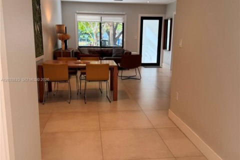 Villa ou maison à louer à Miami, Floride: 2 chambres, 120.77 m2 № 2078061 - photo 9