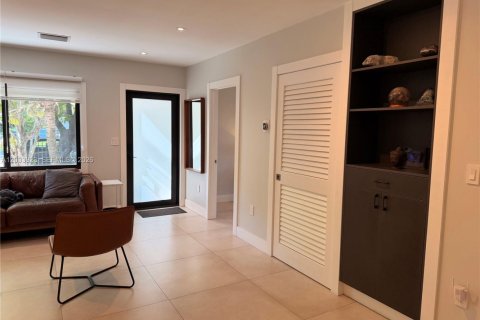 Villa ou maison à louer à Miami, Floride: 2 chambres, 120.77 m2 № 2078061 - photo 4