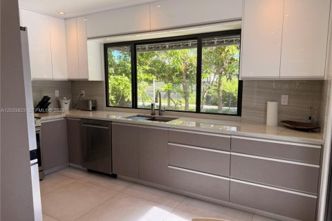 Villa ou maison à louer à Miami, Floride: 2 chambres, 120.77 m2 № 2078061 - photo 23