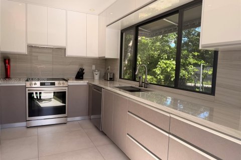 Villa ou maison à louer à Miami, Floride: 2 chambres, 120.77 m2 № 2078061 - photo 22